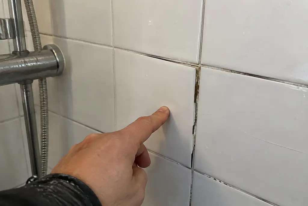 Lekdetectie Tilburg – losse, holle badkamertegels door een lekkage