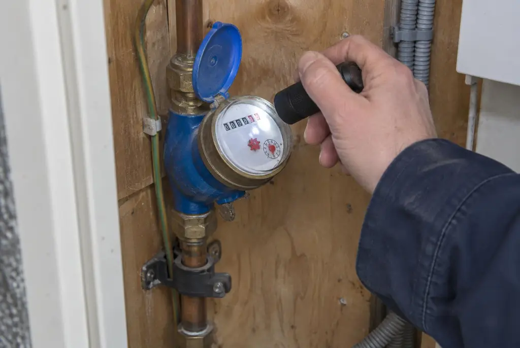Lekdetectie Tilburg – watermeter in de meterkast controleren met een zaklamp